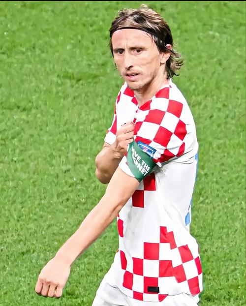 卫报：巴萨将凯恩视为取代莱万的首选目标，很可能激活违约金